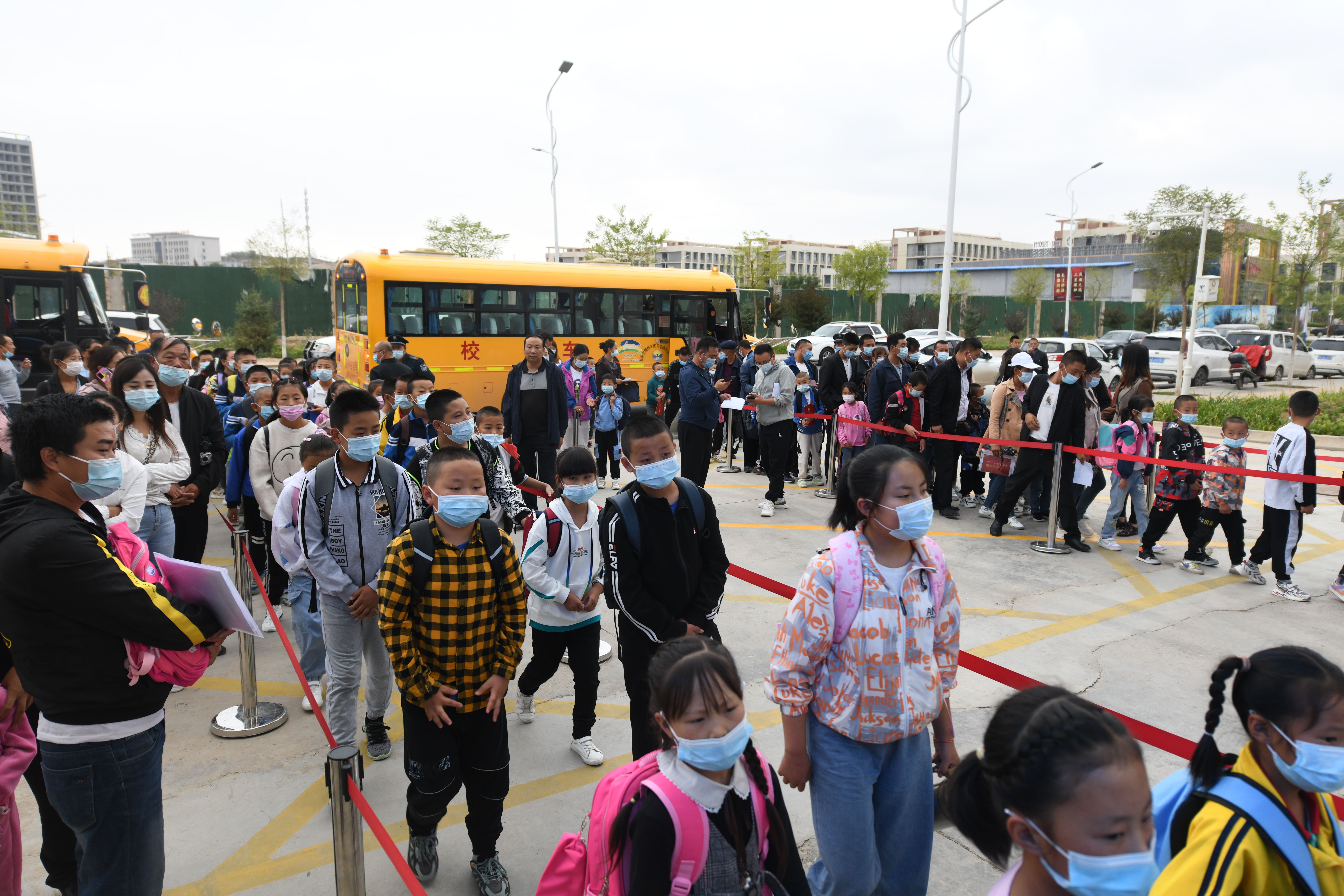 舟曲移民学生来到兰州新区第二小学入学(9874061)-20210902232215_看图王