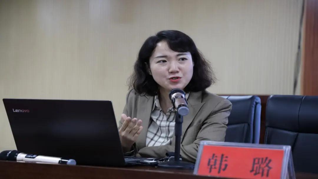 县委常委,宣传部部长王添芬主持.