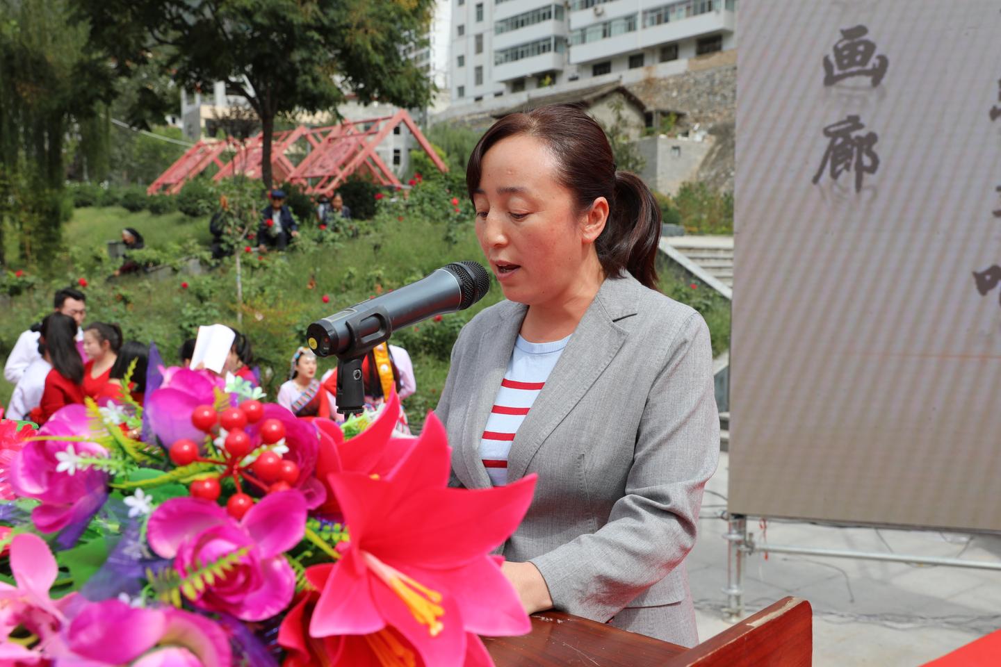 县委常委,宣传部部长王添芬同志对"花开舟曲"县域公共品牌进行释义