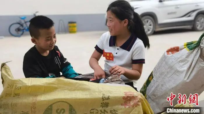 小朋友们打开行李袋。 九美旦增 摄 图片