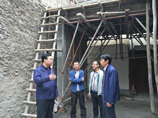 冯世德深入南峪大川等乡镇督查指导危旧房改造工作1.jpg 冯世德深入南峪大川等乡镇督查指导危旧房改造工作1.jpg