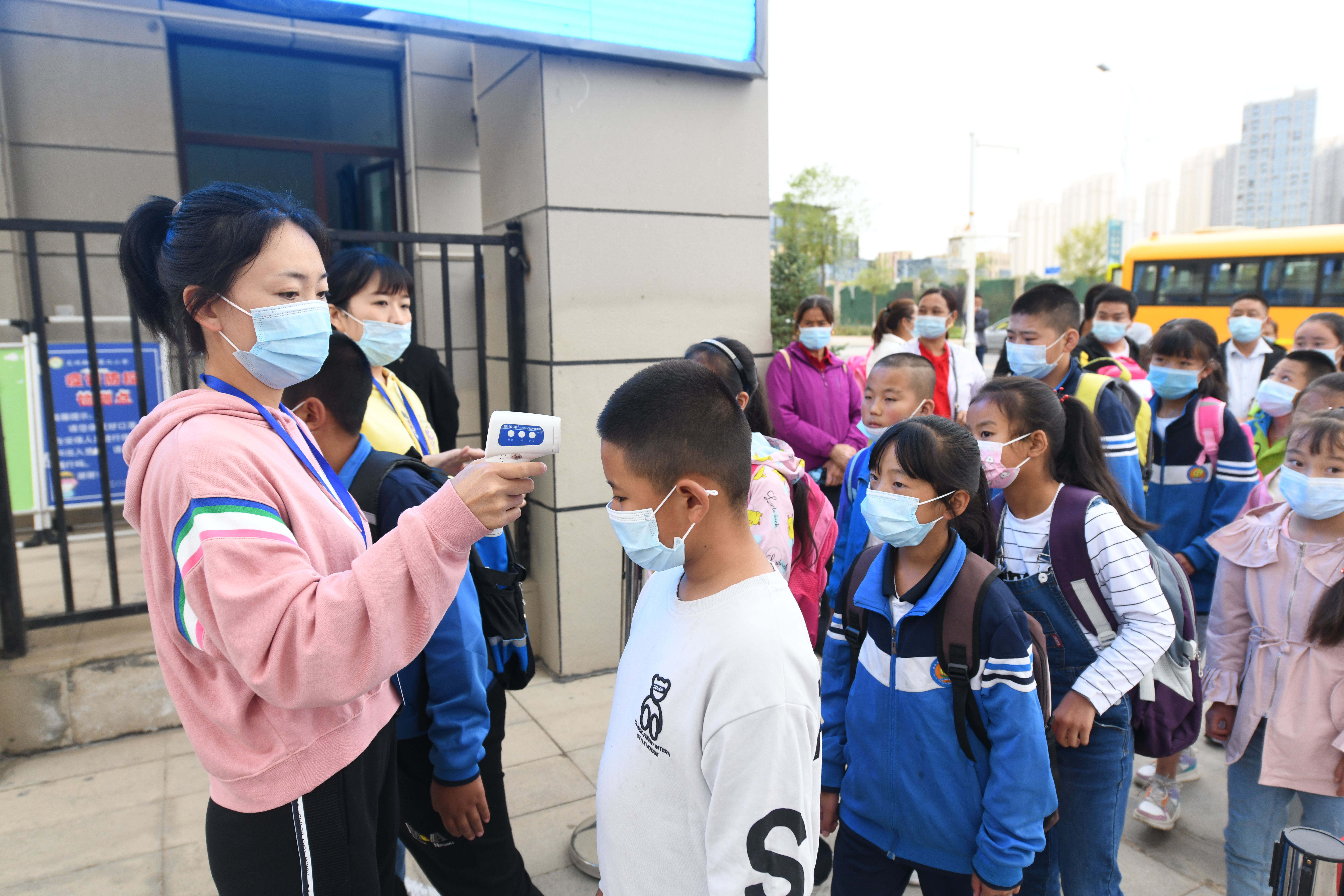 舟曲移民学生来到兰州新区第二小学入学(9874066)-20210902232159_看图王