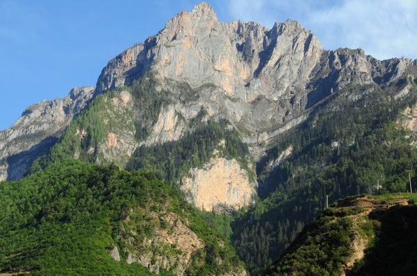 雄伟的阿让山(杨寿永摄).jpg 雄伟的阿让山(杨寿永摄).jpg