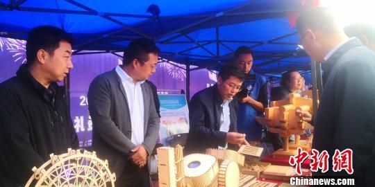 图为“智慧新生活”科技展台。 魏建军 摄 图为“智慧新生活”科技展台。 魏建军 摄