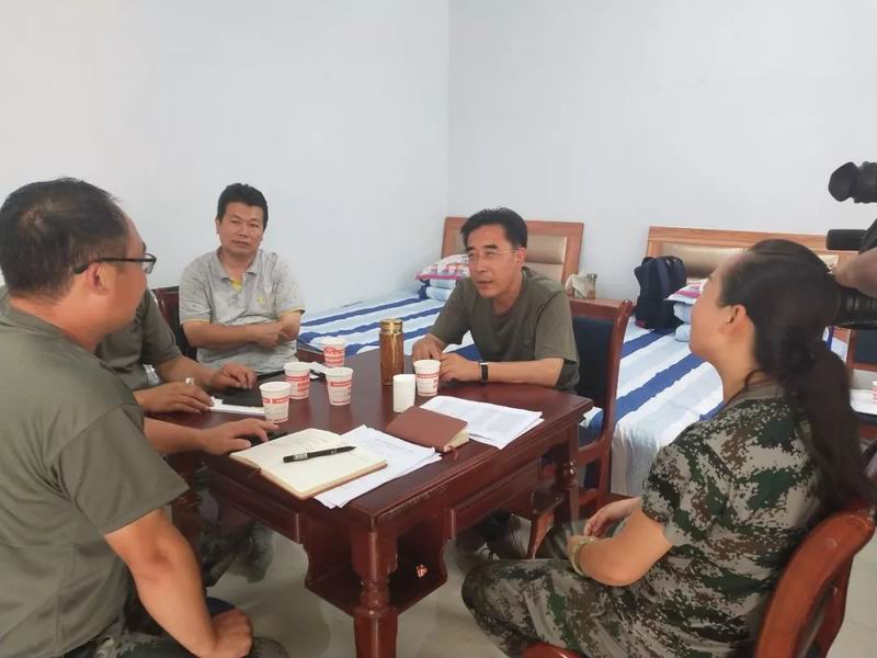 石书记实地查看各隐患点.webp (5).jpg