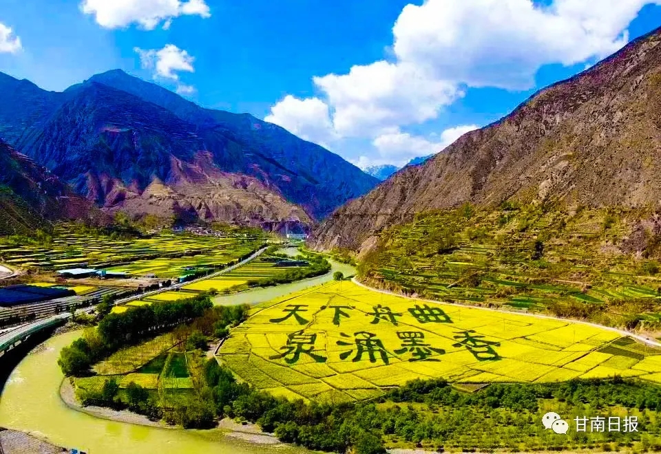 人们在欣赏无限春光间,峰迭镇嘎麦诺村下坝,备受关注的"花开舟曲"宣传