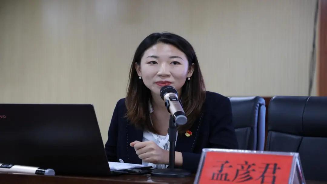 县委常委,宣传部部长王添芬主持.