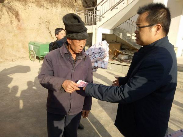 张拴平在八楞慰问贫困户1.jpg