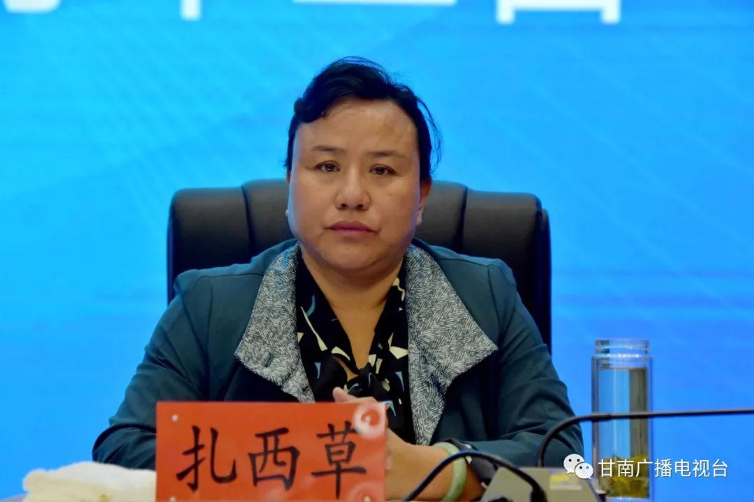 省人大常委会副主任,甘南州委书记俞成辉主持会议并从"观摩中我们看到