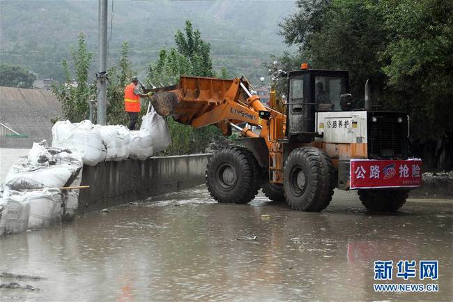 7月16日，在舟曲县境内，公路抢险人员在通往南峪乡的道路上作业。  新华社记者 范培珅 摄