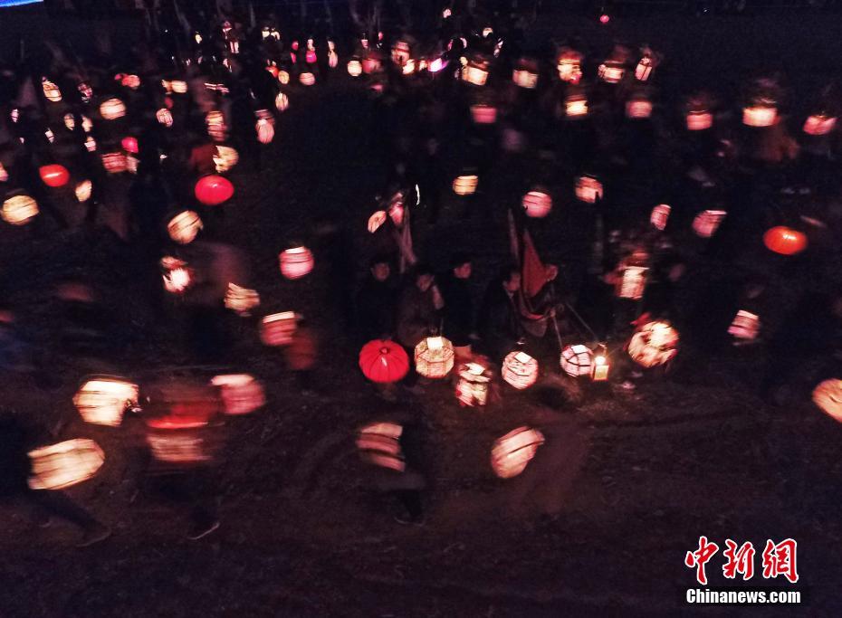 甘肃舟曲300余人农田上转灯祈福