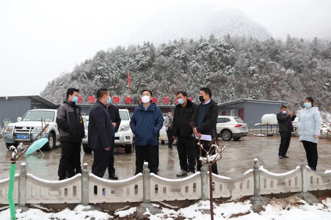 石华雄一行在曲告纳镇,拱坝镇检查指导抓党建促产业发展等重点工作